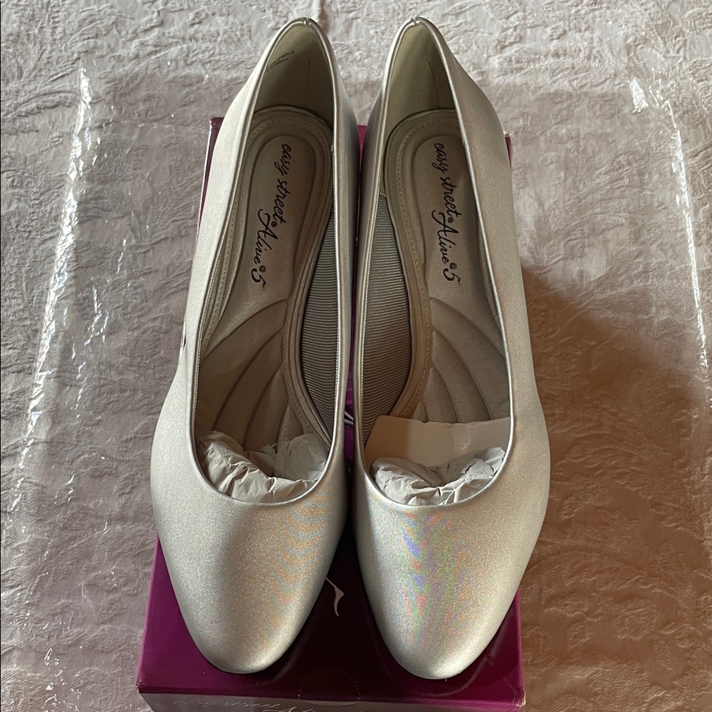 EASY STREET Aline @5 Women's Iridescent Silver Dress Heels Sz 9.5M NWOT in box.